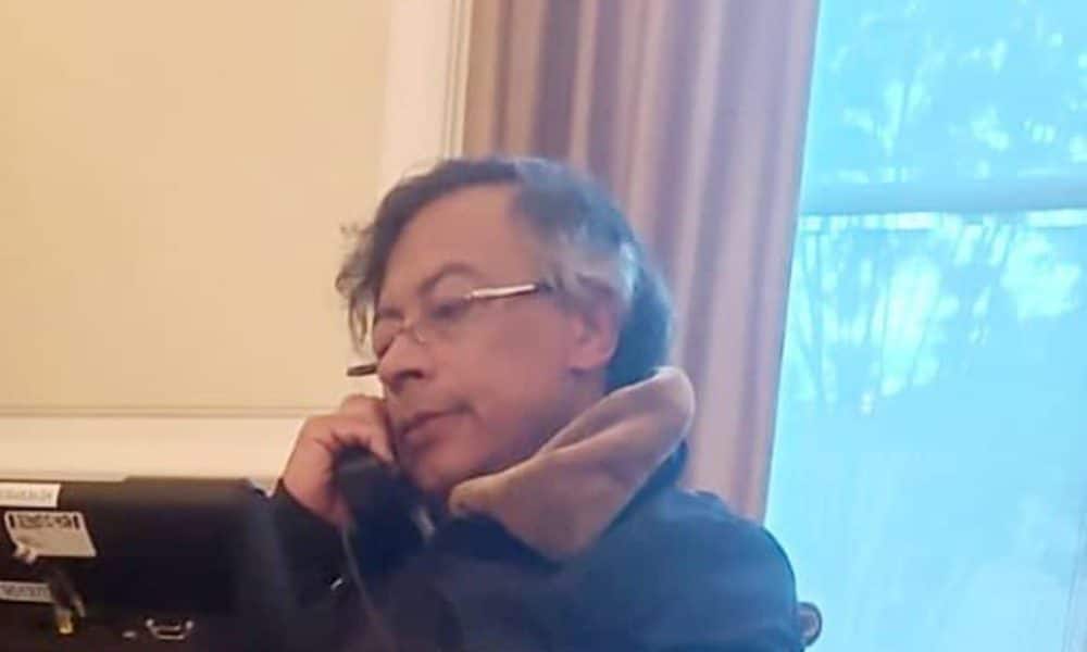 Fotografía del presidente colombiano, Gustavo Petro, durante una llamada con su homólogo de EE.UU. Donald Trump. EFE/ @DapreCol