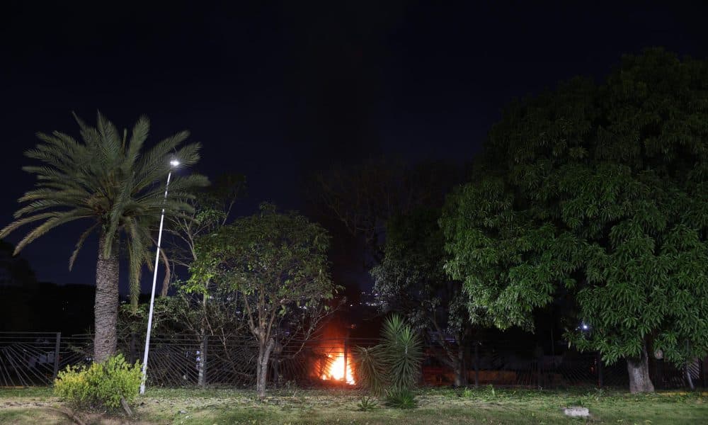 Imagen de las detonaciones y explosiones registradas en la madrugada de este sábado en la base militar de La Carlota, en Caracas, que han coincidido con el anuncio de Estados Unidos de atacar objetivos dentro de Venezuela. EFE/Miguel Gutiérrez