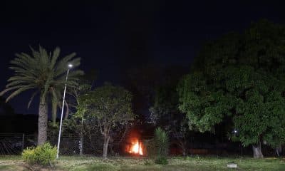 Imagen de las detonaciones y explosiones registradas en la madrugada de este sábado en la base militar de La Carlota, en Caracas, que han coincidido con el anuncio de Estados Unidos de atacar objetivos dentro de Venezuela. EFE/Miguel Gutiérrez