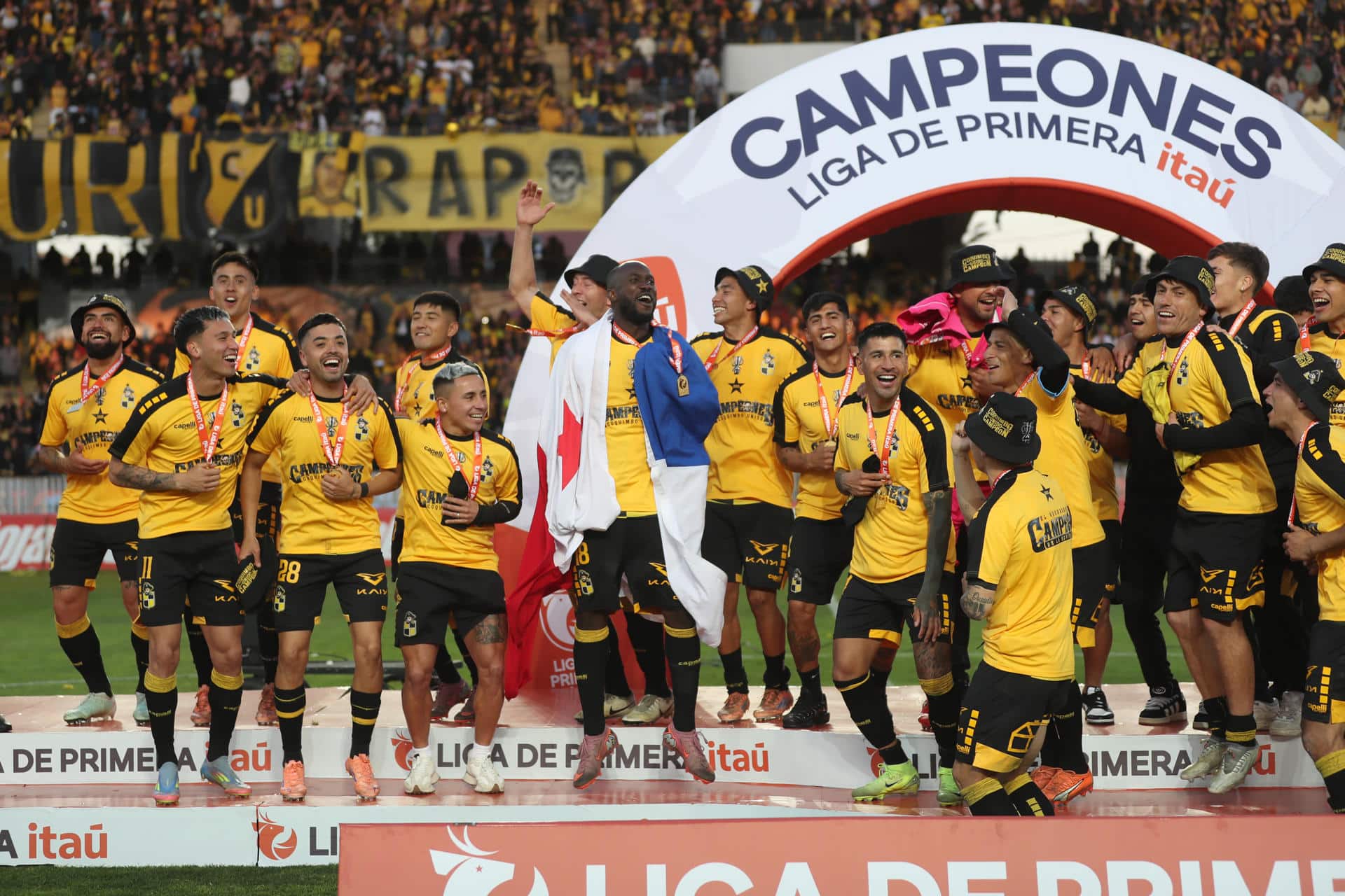 Jugadores de Coquimbo celebran como campeones de la Liga de Primera de Chile 2025. EFE/ Hernán Contreras