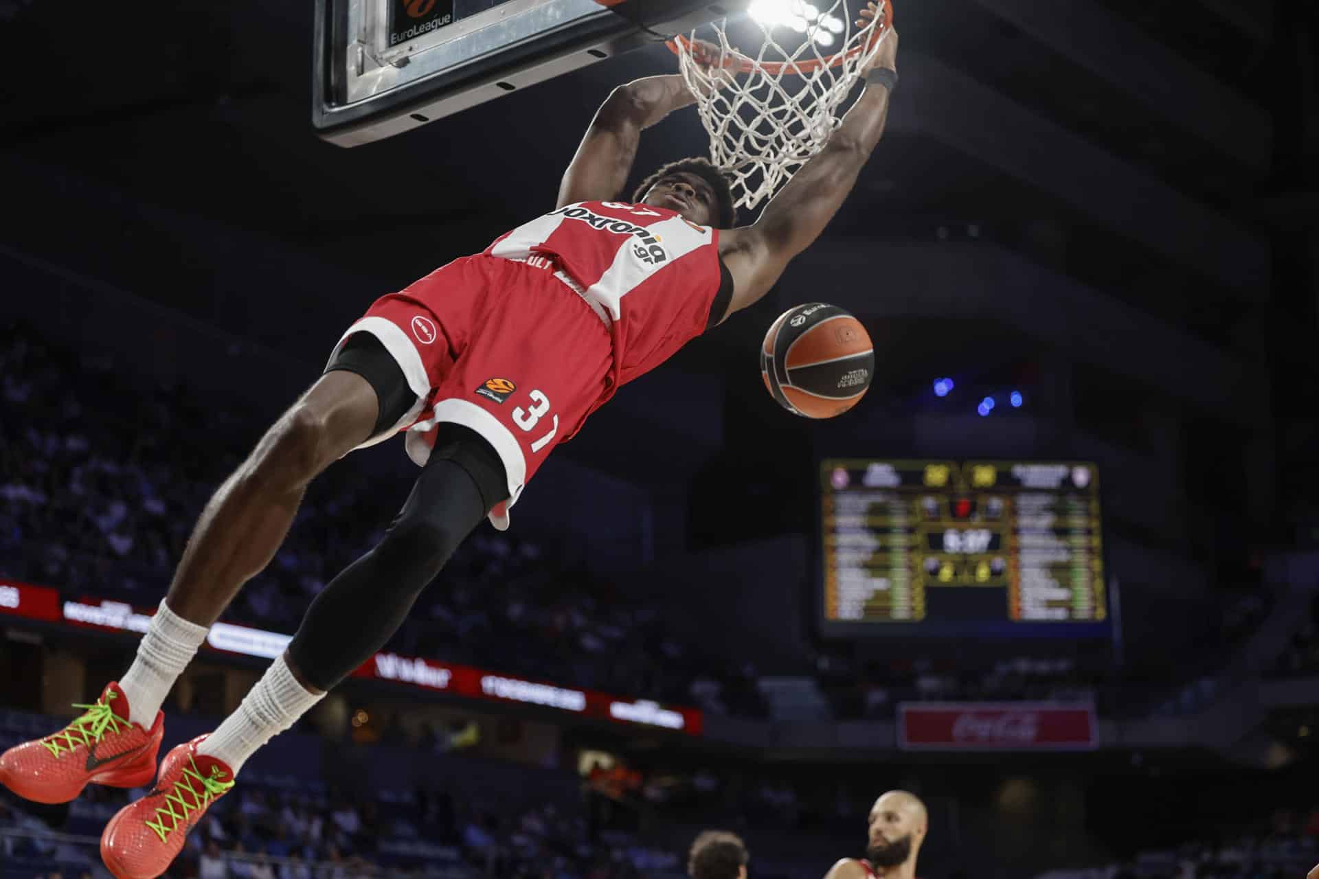 Fotografía de Sergio Pérez, en la que puede verse en una imagen de archivo del 2 de octubre de 2025 al pívot de Olympiacos Kostas Antetokounmpo, durante un partido con el Olympiacos. EFE