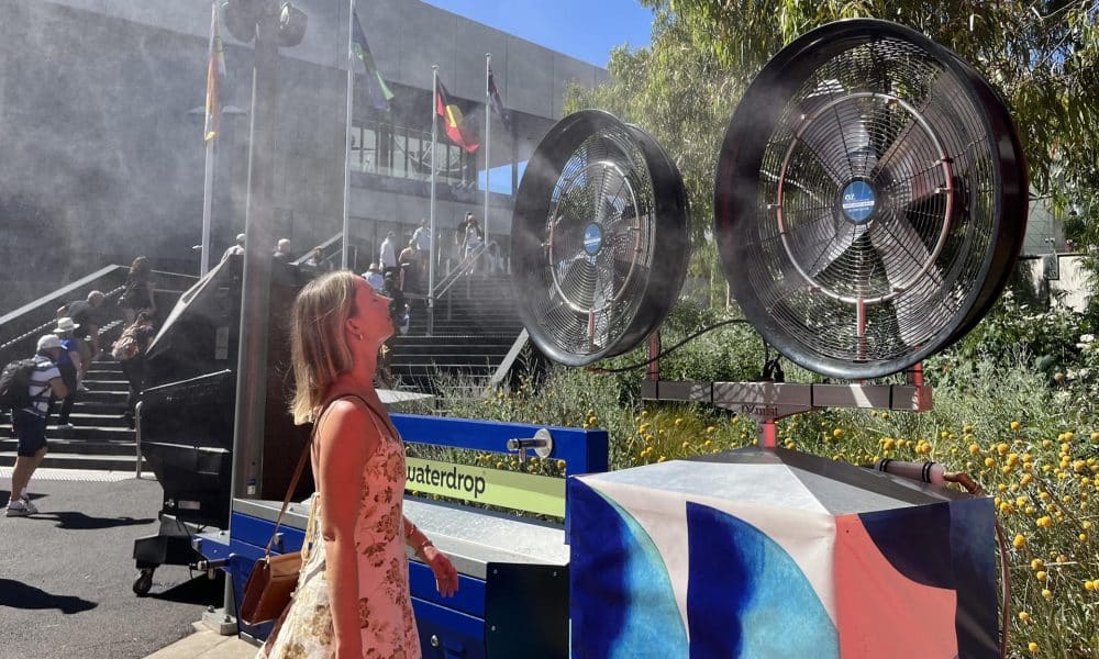 Vista de una máquina para refrescar el ambiente en el área donde se disputa el Abierto de Australia de tenis, este sábado en Melbourne, que vive una ola de calor extremo que ha obligado a la organización del torneo a adelantar los partidos para proteger la salud de los jugadores, una situación que llevó a interrumpir el duelo del actual número dos, Jannik Sinner. EFE/ Edurne Morillo