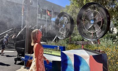 Vista de una máquina para refrescar el ambiente en el área donde se disputa el Abierto de Australia de tenis, este sábado en Melbourne, que vive una ola de calor extremo que ha obligado a la organización del torneo a adelantar los partidos para proteger la salud de los jugadores, una situación que llevó a interrumpir el duelo del actual número dos, Jannik Sinner. EFE/ Edurne Morillo