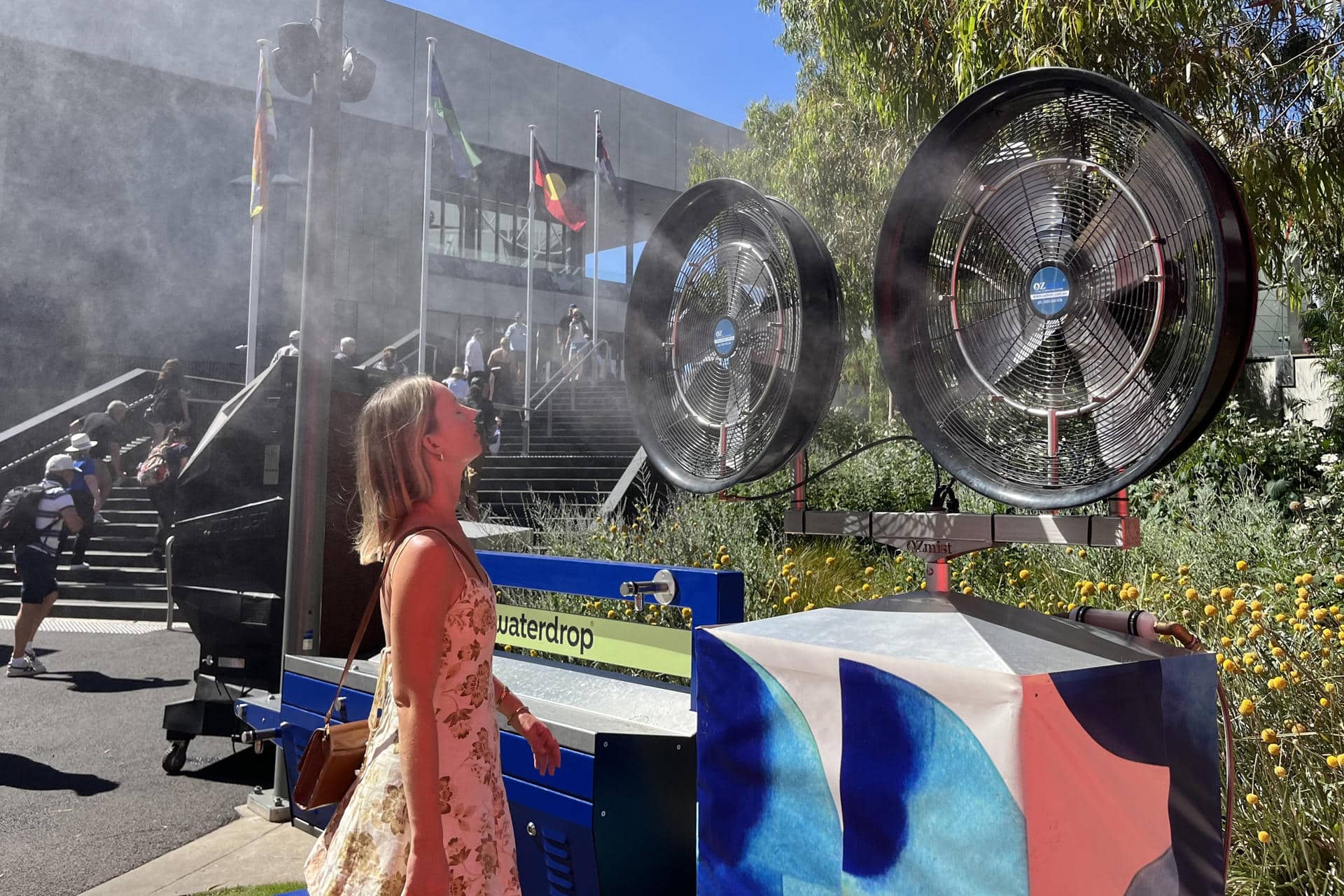 Vista de una máquina para refrescar el ambiente en el área donde se disputa el Abierto de Australia de tenis, este sábado en Melbourne, que vive una ola de calor extremo que ha obligado a la organización del torneo a adelantar los partidos para proteger la salud de los jugadores, una situación que llevó a interrumpir el duelo del actual número dos, Jannik Sinner. EFE/ Edurne Morillo