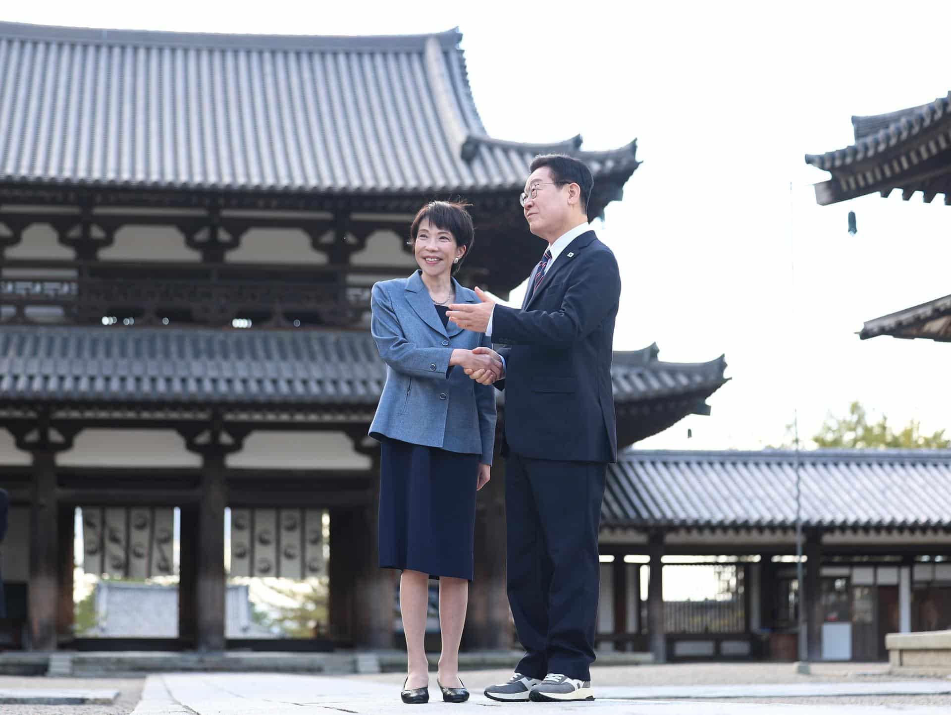 NARA (Korea, Republic Of), 14/01/2026.- El presidente de Corea del Sur, Lee Jae Myung, (R) y la primera ministra de Japón, Sanae Takaichi, posan para una foto en la ciudad surcoreana de Nara. EFE/EPA/YONHAP SOUTH KOREA OUT