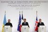 (De izquierda Un derecha) El presidente ucraniano, Volodímir Zelenski; el presidente francés, Emmanuel Macron; y el primer ministro británico, Keir Starmer, durante una rueda de prensa tras la reunión de la Coalición de Voluntarios este martes en el Palacio del Elíseo en París (Francia). EFE/EPA/LUDOVIC MARIN