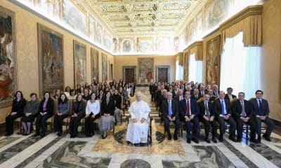 El papa León XIV ha recibido este jueves a un grupo de laicos del 'Regnum Cristi', el movimiento seglar de la congregación mexicana de los Legionarios de Cristo, y les ha animado a definir su identidad "cada vez con mayor claridad". EFE/Dicasterio para la Comunicación del Vaticano Mario Tomassetti / SOLO USO EDITORIAL/SOLO DISPONIBLE PARA ILUSTRAR LA NOTICIA QUE ACOMPAÑA (CRÉDITO OBLIGATORIO)