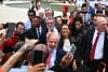 El presidente de Brasil, Luiz Inácio Lula da Silva (c), habla con periodistas este jueves, frente al Palacio del Planalto en Brasilia (Brasil). EFE/ Andre Borges