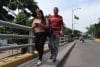 Personas pasan el Puente Internacional Simón Bolívar este domingo, en Cúcuta (Colombia). EFE/ Mario Caicedo
