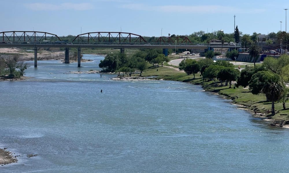 Un migrante (c) desiste de ingresar a Estados Unidos y se regresa a la población de Piedras Negras, (Cohauila, México), atravesando el Rio Bravo en Eagle Pass, Texas (Estados Unidos). Fotografía de archivo. EFE/ Octavio Guzmán