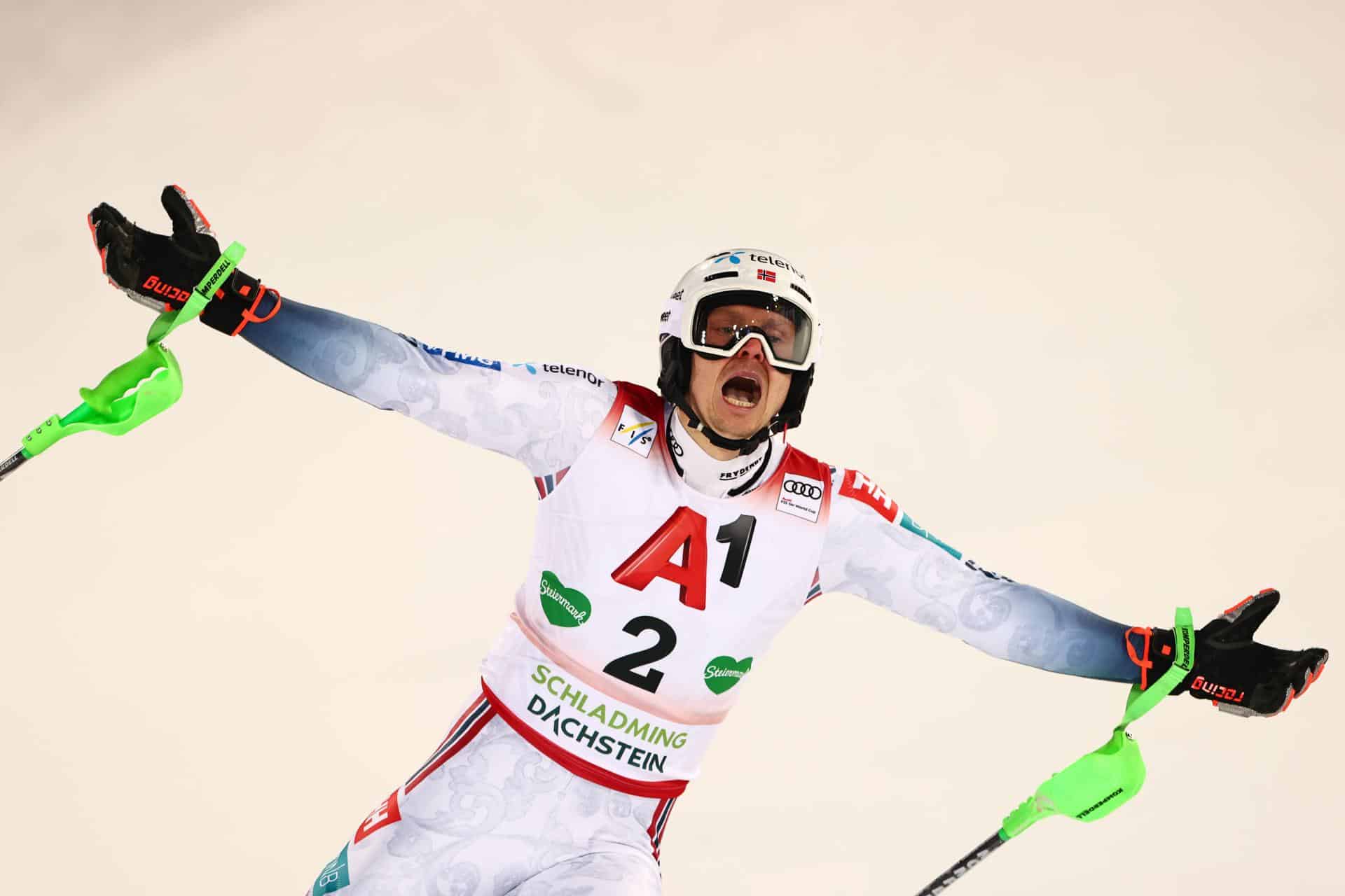 El noruego Henrik Kristoffersen logró este miércoles su primera victoria de la presente temporada de la Copa del Mundo de esquí alpino al ganar el noveno eslalon del curso, disputado con luz artificial en la estación austríaca de Schladming. EFE/EPA/ANNA SZILAGYI