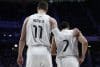 Los jugadores del Real Madrid, Mario Hezonja (i) y Facundo Campazzo (d) tras la derrota del equipo ante el Barça durante el partido de la ACB disputado en el Movistar Arena de Madrid. EFE/ Daniel Gonzalez
