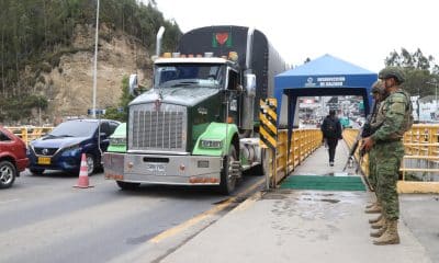 Fotografía que muestra vehículos transitando por el Puente Internacional de Rumichaca, el principal paso fronterizo entre Colombia y Ecuador, este sábado, en Rumichaca (Ecuador). EFE/ Xavier Montalvo