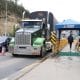 Fotografía que muestra vehículos transitando por el Puente Internacional de Rumichaca, el principal paso fronterizo entre Colombia y Ecuador, este sábado, en Rumichaca (Ecuador). EFE/ Xavier Montalvo