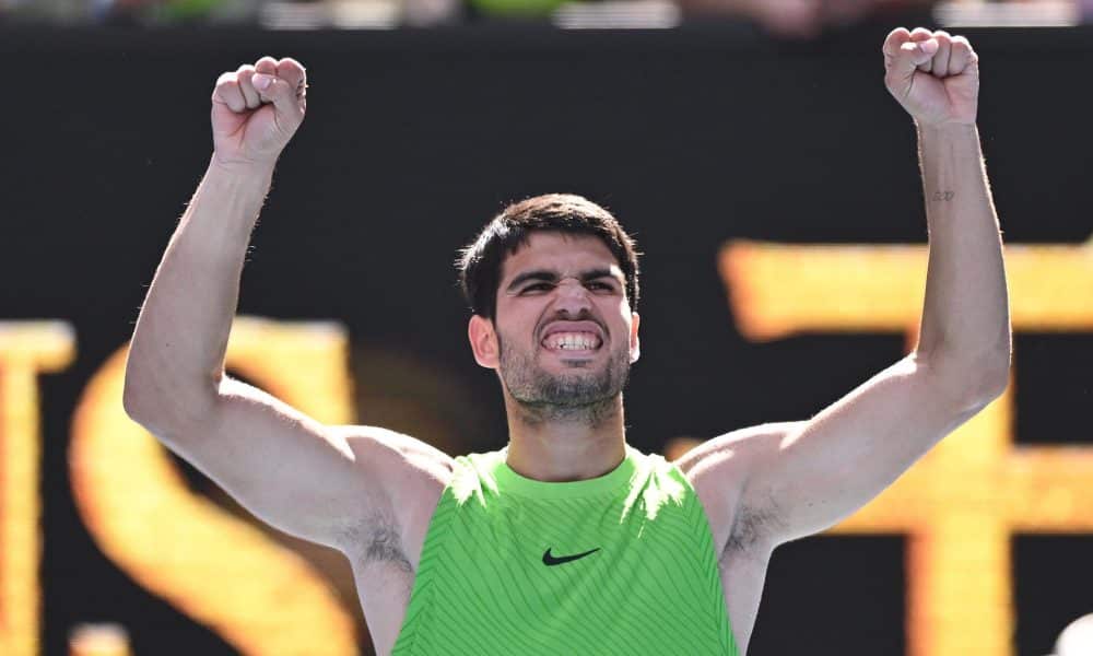 El tenista Carlos Alcaraz celebra su victoria antes el estadounidense Tommy Paul en la cuarta ronda del Abierto de Australia disputado este domingop. EFE/ James Ross