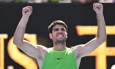 El tenista Carlos Alcaraz celebra su victoria antes el estadounidense Tommy Paul en la cuarta ronda del Abierto de Australia disputado este domingop. EFE/ James Ross