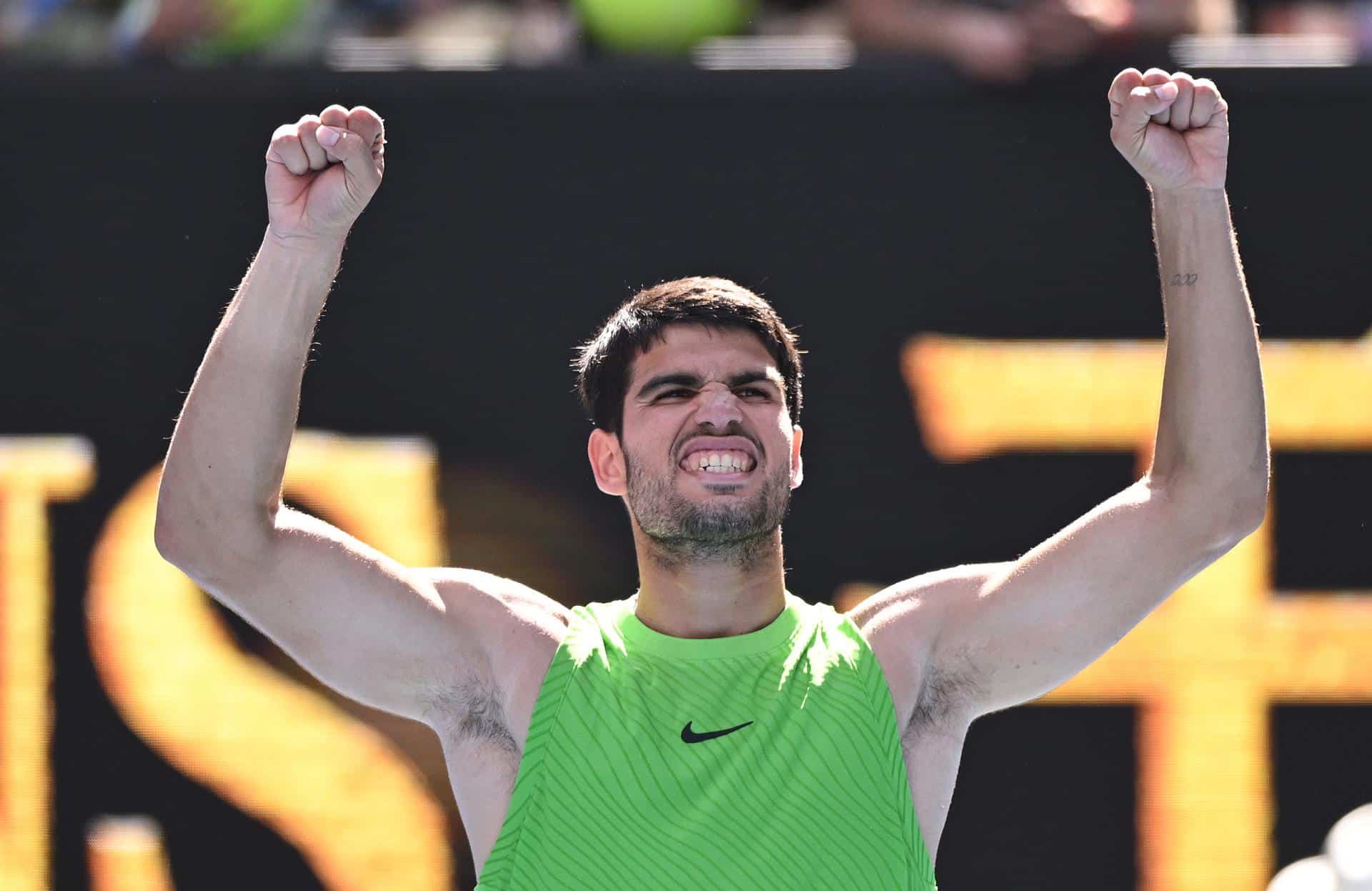 El tenista Carlos Alcaraz celebra su victoria antes el estadounidense Tommy Paul en la cuarta ronda del Abierto de Australia disputado este domingop. EFE/ James Ross