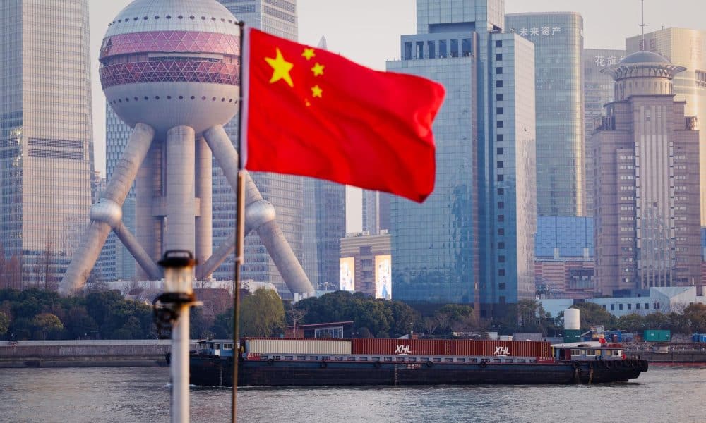 Shanghai (China), 14/01/2026.- Cargo ships sail on Huangpu River, in Shanghai, China, 13 January 2026 (issued 14 January 2026). According to the General Administration of Customs, China’s trade surplus reached a record $1 trillion in the first 11 months of the year, with exports rising 5.4 percent and imports falling 0.6 percent; the November surplus stood at $112 billion, the third largest on record. EFE/EPA/ALEX PLAVEVSKI