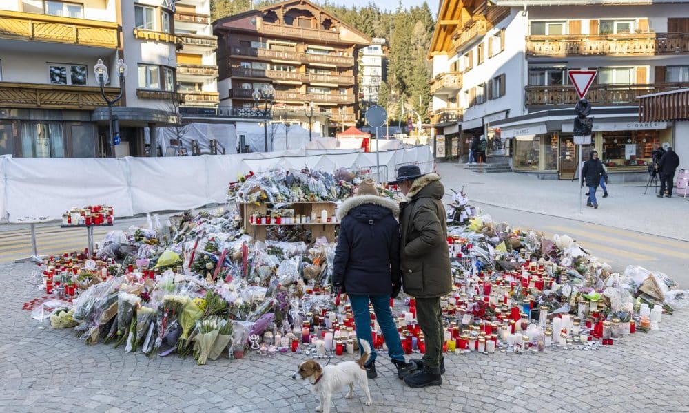 CRANS MONTANA (Suiza), 05/01/2026.- Flores y velas en homenaje a las víctimas del incendio en un bar en Crans Montana, (Suiza).
Todos los heridos han sido identificados, comunicó este lunes la Policía del cantón de Valais, que aclaró que la cifra real de heridos de esta tragedia es de 116 y no 119 como se había informado hasta ahora. 
De las cuarenta víctimas mortales, 22 son suizas, mientras que el segundo grupo nacional más afectado es el francés, con 7 víctimas (incluida la persona con triple nacionalidad), mientras que Italia lamenta seis muertos.EFE/EPA/CYRIL ZINGARO