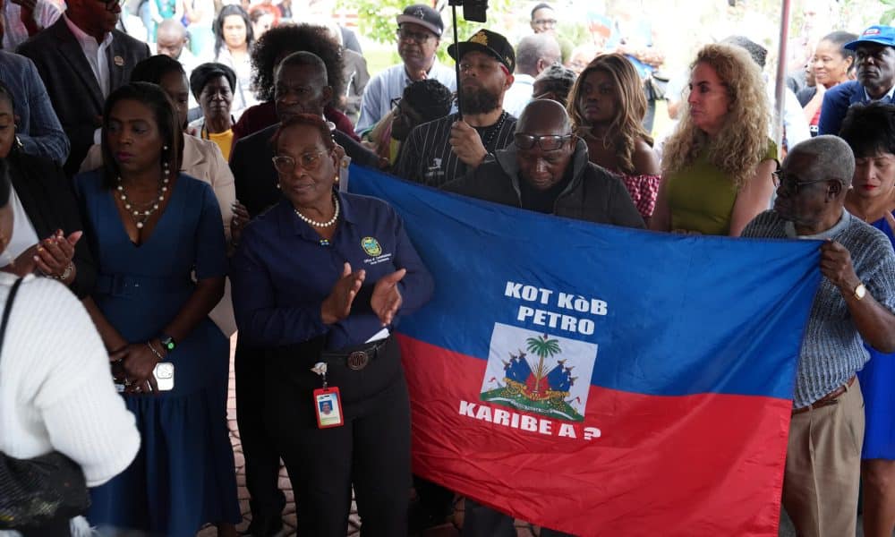 Personas sostienen una bandera durante un evento este lunes, en Miami (Estados Unidos). EFE/ Alberto Boal