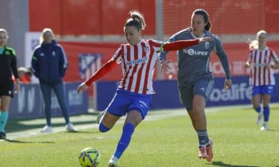 La defensa del Atlético de Madrid Carmen Menayo (i) lucha por la posesión del balón con la delantera del Granada Sonya Keefe (d) durante el partido de la Liga F que enfrentó a ambos equipos en el Centro Deportivo Alcalá de Henares. EFE/ Zipi