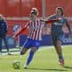 La defensa del Atlético de Madrid Carmen Menayo (i) lucha por la posesión del balón con la delantera del Granada Sonya Keefe (d) durante el partido de la Liga F que enfrentó a ambos equipos en el Centro Deportivo Alcalá de Henares. EFE/ Zipi