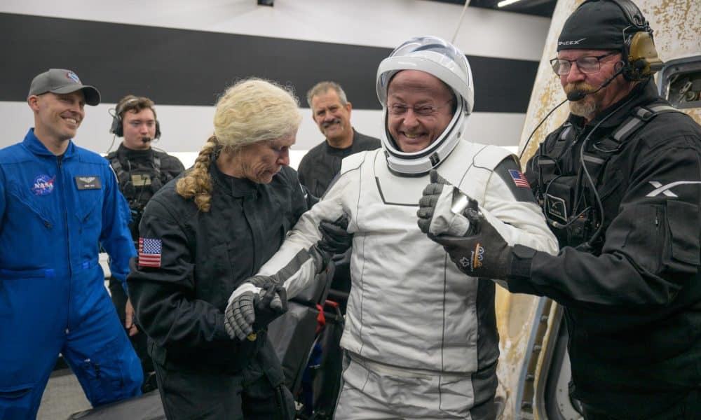 El astronauta de la NASA Mike Fincke ayudó a salir de la nave espacial SpaceX Dragon Endeavour a bordo de la nave de recuperación SpaceX SHANNON después de que él, la astronauta de la NASA Zena Cardman, la astronauta de JAXA (Agencia de Exploración Aeroespacial de Japón) Kimiya Yui y el cosmonauta de Roscosmos Oleg Platonov aterrizaran en el Océano Pacífico frente a la costa de Long Beach, California, el jueves 15 de enero de 2026. EFE/NASA/Bill Ingalls/SOLO USO EDITORIAL/SOLO DISPONIBLE PARA ILUSTRAR LA NOTICIA QUE ACOMPAÑA (CRÉDITO OBLIGATORIO)