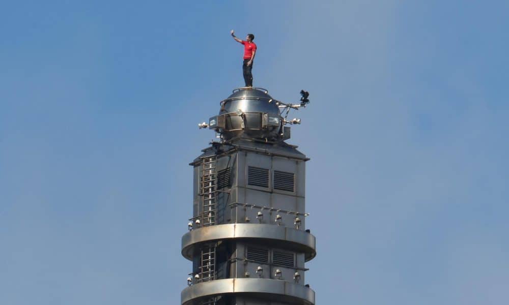 El escalador estadounidense Alex Honnold se toma una selfie al llegar a la cima del rascacielos Taipei 101 en Taipei (Taiwán). EFE/RITCHIE B. TONGO