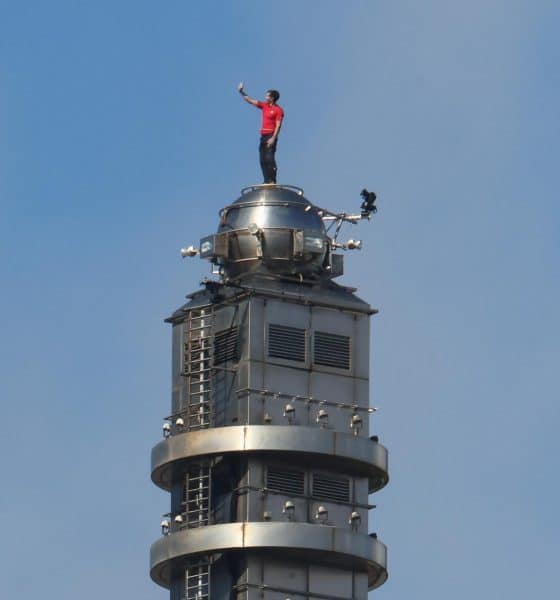 El escalador estadounidense Alex Honnold se toma una selfie al llegar a la cima del rascacielos Taipei 101 en Taipei (Taiwán). EFE/RITCHIE B. TONGO