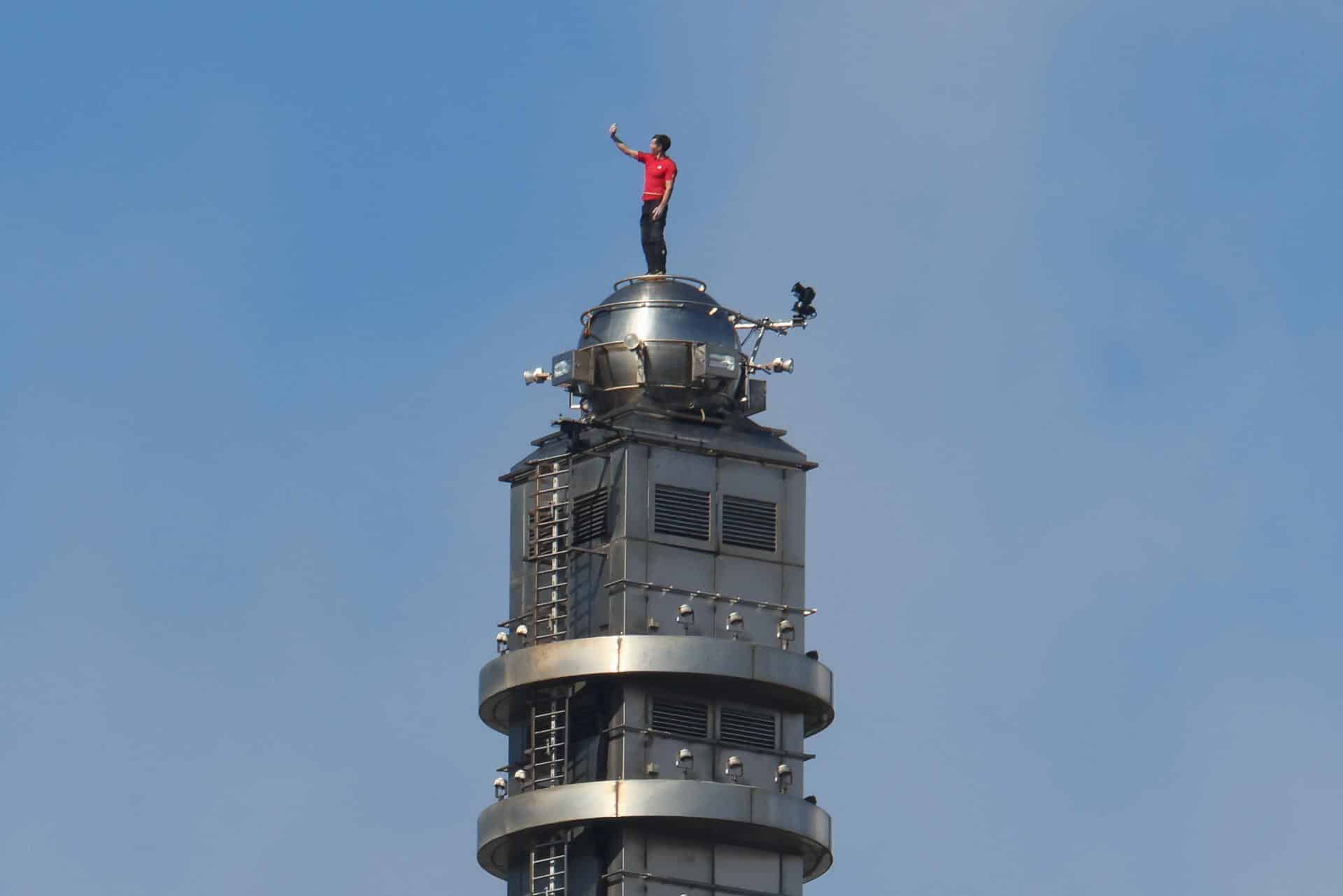 El escalador estadounidense Alex Honnold se toma una selfie al llegar a la cima del rascacielos Taipei 101 en Taipei (Taiwán). EFE/RITCHIE B. TONGO