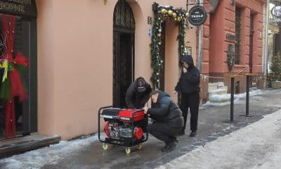 Los generadores, utilizados por los negocios locales para seguir operando en Ucrania, requieren mantenimiento y reparaciones regulares, ya que son propensos a averiarse en temperaturas anormalmente frías. EFE/ Rostyslav Averchuk