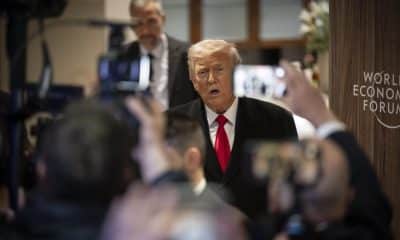 El presidente de Estados Unidos, Donald Trump, habla con los medios al salir de su primer día en la 56ª reunión anual del Foro Económico Mundial (FEM) en Davos, Suiza, el 21 de enero de 2026. EFE/GIAN EHRENZELLER