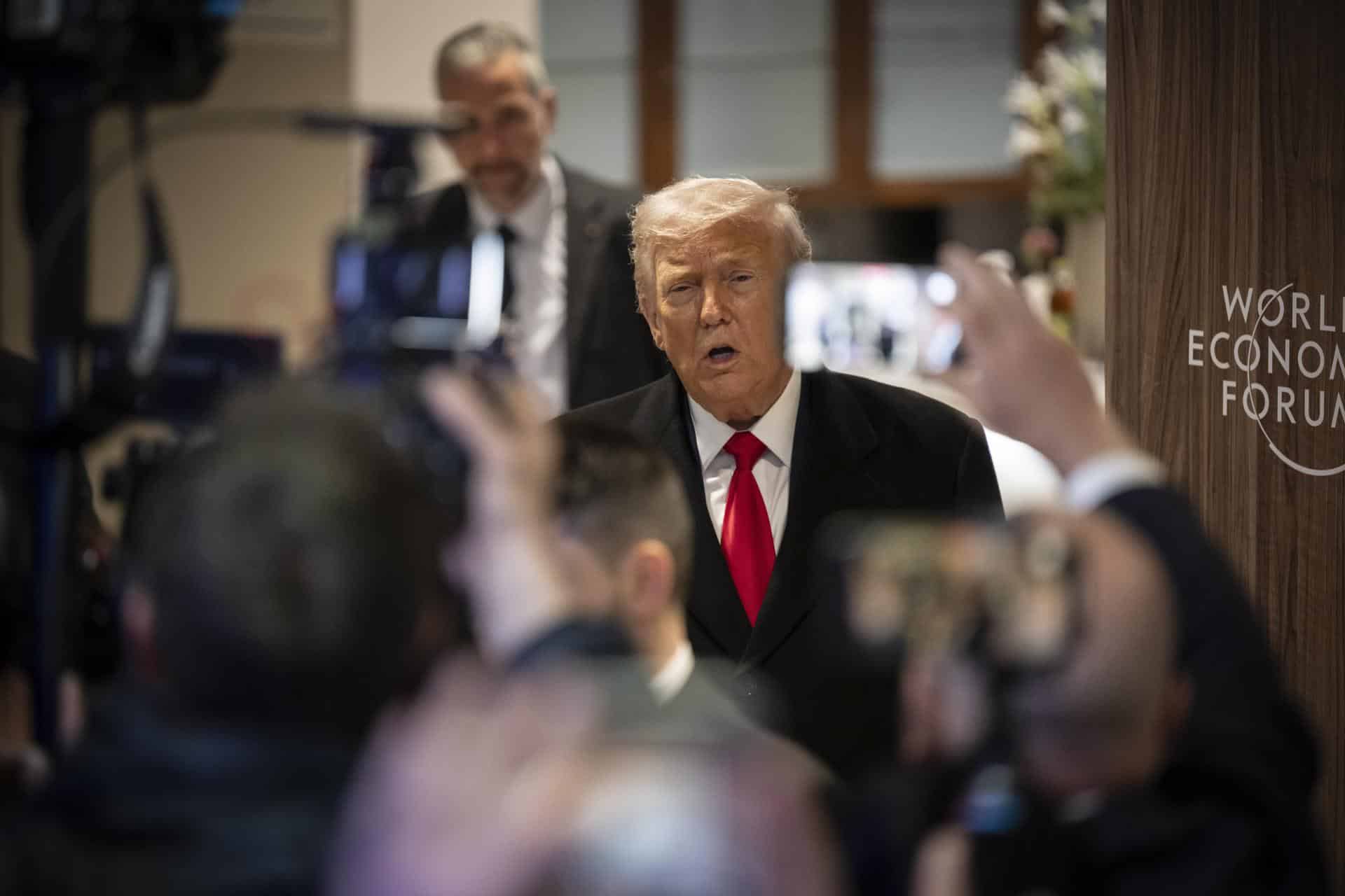 El presidente de Estados Unidos, Donald Trump, habla con los medios al salir de su primer día en la 56ª reunión anual del Foro Económico Mundial (FEM) en Davos, Suiza, el 21 de enero de 2026. EFE/GIAN EHRENZELLER