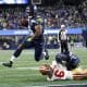 El corredor de los Seattle Seahawks, Kenneth Walker III (i), elude con un salto a Malik Mustapha de los San Francisco 49ers y anota un 'touchdown' este sábado durante el juego en Seattle (Washington). EFE/EPA/JOHN G. MABANGLO