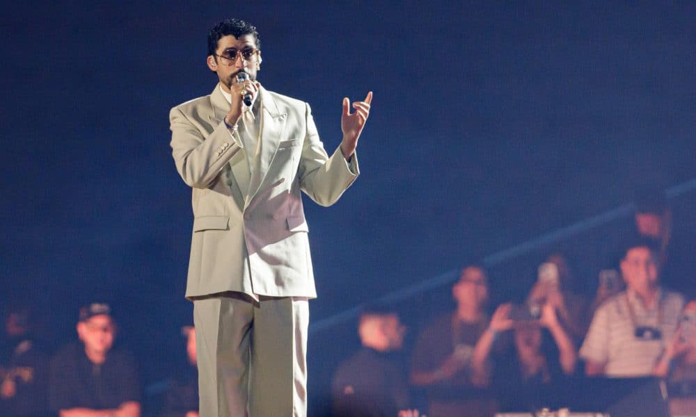 El cantante puertorriqueño Bad Bunny se presenta durante un concierto de su gira mundial 'Debí tirar más fotos' este viernes, en el Estadio Nacional en Lima (Perú). EFE/ Sebastián Blanco