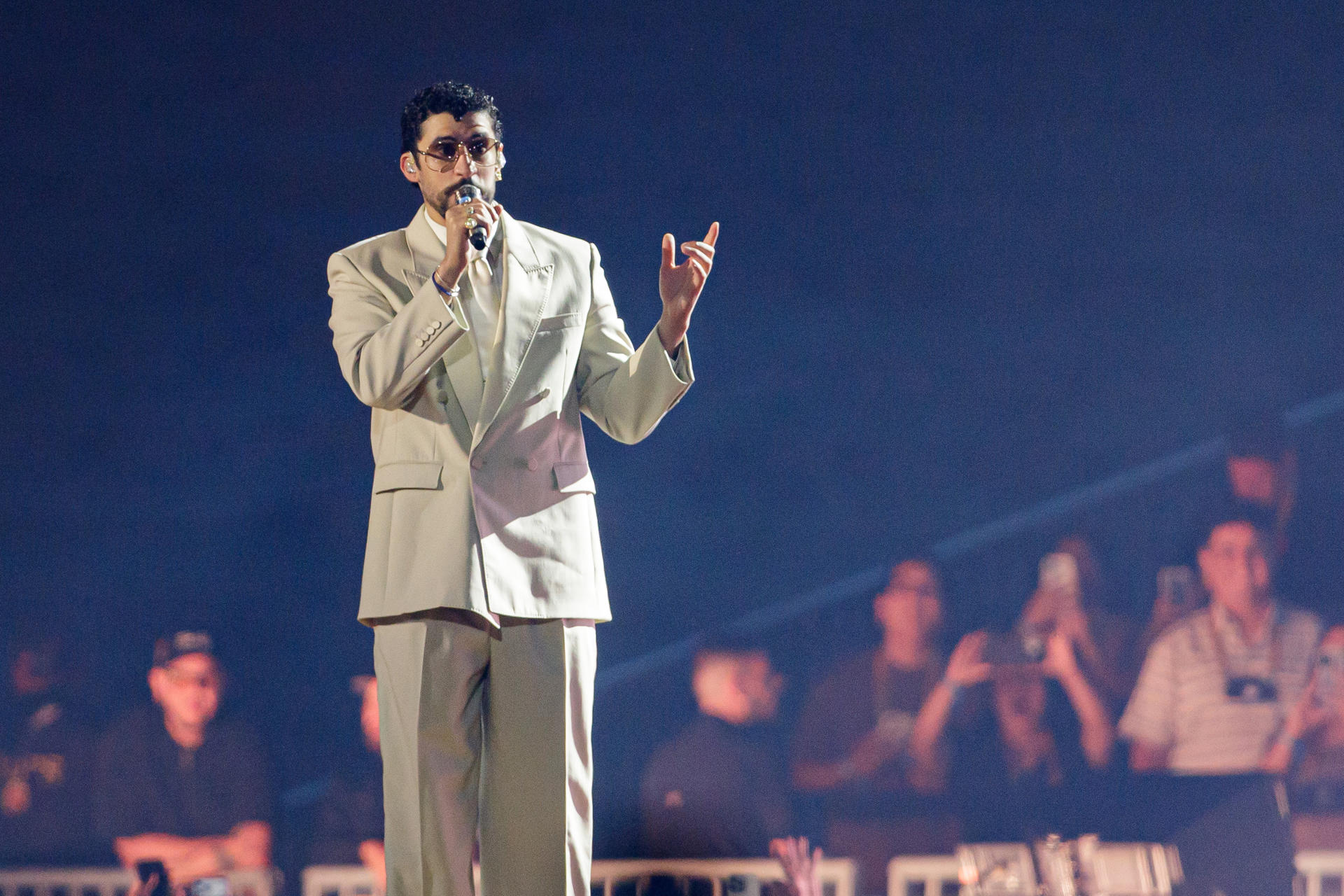 El cantante puertorriqueño Bad Bunny se presenta durante un concierto de su gira mundial 'Debí tirar más fotos' este viernes, en el Estadio Nacional en Lima (Perú). EFE/ Sebastián Blanco