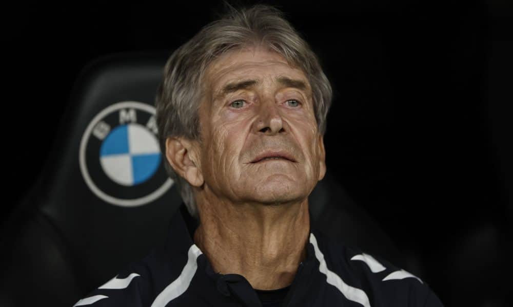 El entrenador del Betis, el chileno Manuel Pellegrini, momentos antes del partido de LaLiga entre el Real Madrid y el Betis, este domingo en el estadio Santiago Bernabéu. EFE/ Sergio Pérez