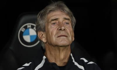 El entrenador del Betis, el chileno Manuel Pellegrini, momentos antes del partido de LaLiga entre el Real Madrid y el Betis, este domingo en el estadio Santiago Bernabéu. EFE/ Sergio Pérez