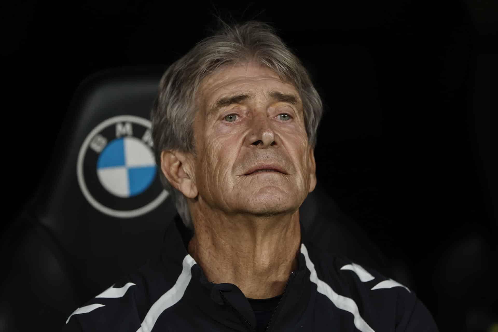 El entrenador del Betis, el chileno Manuel Pellegrini, momentos antes del partido de LaLiga entre el Real Madrid y el Betis, este domingo en el estadio Santiago Bernabéu. EFE/ Sergio Pérez