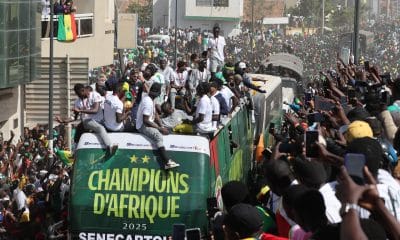 Miembros de la selección nacional de fútbol de Senegal viajan en un autobús descapotable durante el desfile de la victoria de la selección senegalesa en Dakar, Senegal. Senegal venció a Marruecos, el país anfitrión, por 1-0 en la final de la Copa Africana de Naciones de la CAF el 18 de enero de 2026. EFE/ Jerome Favre