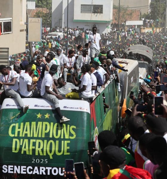 Miembros de la selección nacional de fútbol de Senegal viajan en un autobús descapotable durante el desfile de la victoria de la selección senegalesa en Dakar, Senegal. Senegal venció a Marruecos, el país anfitrión, por 1-0 en la final de la Copa Africana de Naciones de la CAF el 18 de enero de 2026. EFE/ Jerome Favre