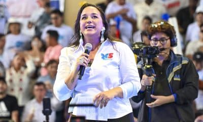 La exasambleísta Gabriela Rivadeneira (c) habla después de ser elegida como la nueva presidenta del movimiento Revolución Ciudadana (RC) este domingo, en Manta (Ecuador). EFE/ Ariel Ochoa