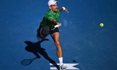 El tenista serbio Novak Djokovic en acción contra Frances Tiafoe de EE.UU. durante un partido de exhibición benéfico antes del torneo de tenis Abierto de Australia (AO) en el Melbourne Park en Melbourne, Australia. EFE/EPA/JOEL CARRETT
