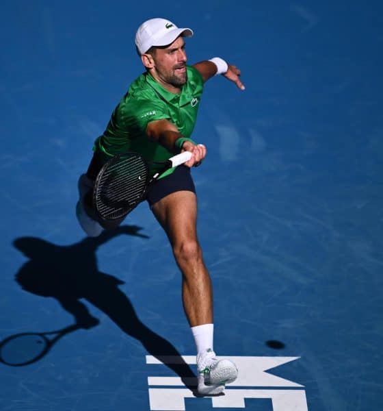 El tenista serbio Novak Djokovic en acción contra Frances Tiafoe de EE.UU. durante un partido de exhibición benéfico antes del torneo de tenis Abierto de Australia (AO) en el Melbourne Park en Melbourne, Australia. EFE/EPA/JOEL CARRETT