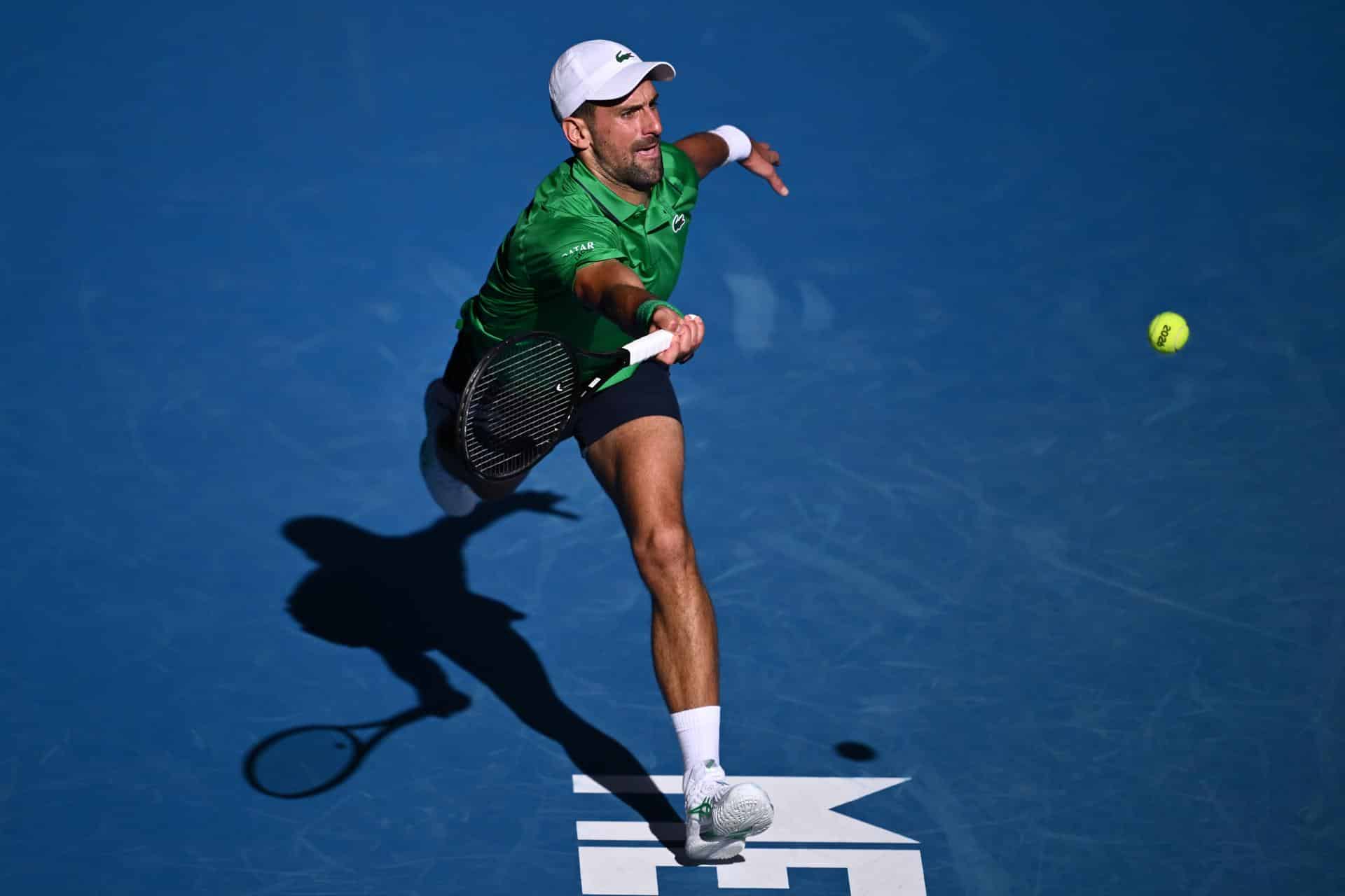 El tenista serbio Novak Djokovic en acción contra Frances Tiafoe de EE.UU. durante un partido de exhibición benéfico antes del torneo de tenis Abierto de Australia (AO) en el Melbourne Park en Melbourne, Australia. EFE/EPA/JOEL CARRETT