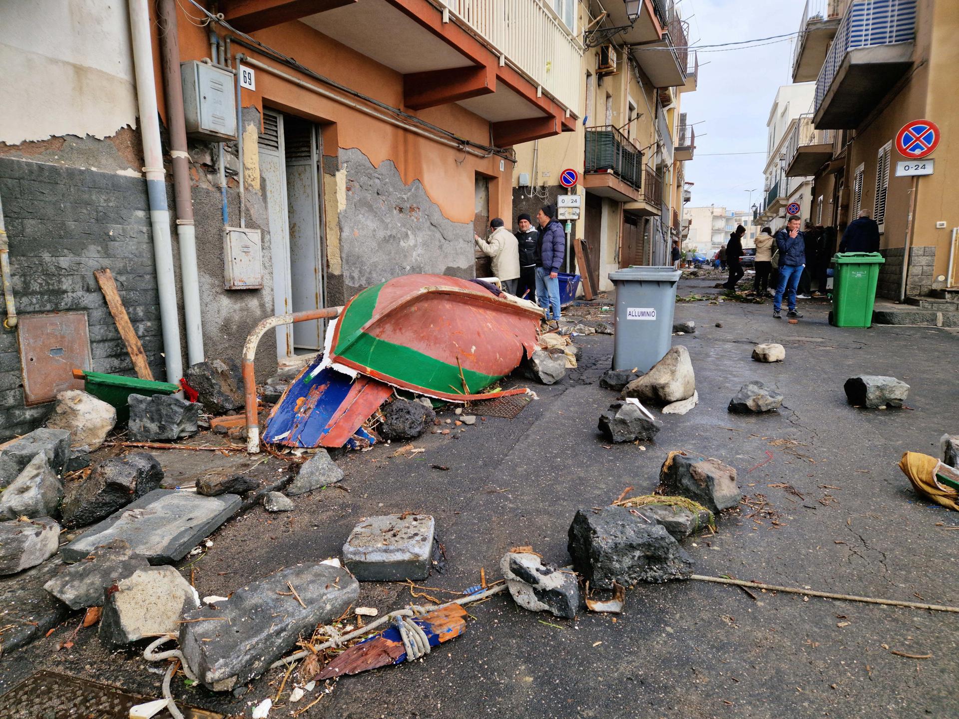 Äreas afectadas por el temporal en la primera línea de costa en Aci Trezza, Sicilia, Italia. EFE/EPA/ORIETTA SCARDINO
