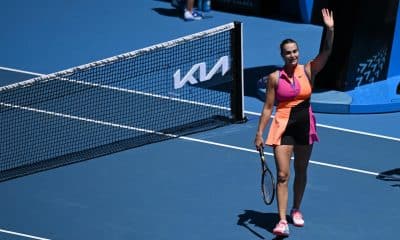 La número uno del mundo, la bielorrusa Aryna Sabalenka, celebra un punto en su partido contra la china Zhuoxuan Bai durante el Abierto de Australia.
 EFE/EPA/JAMES ROSS AUSTRALIA AND NEW ZEALAND OUT