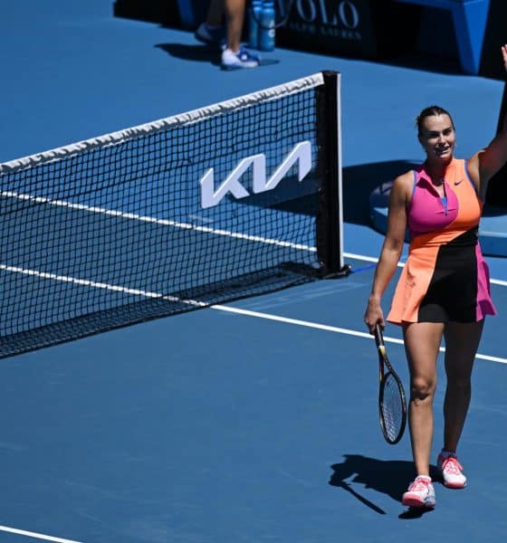 La número uno del mundo, la bielorrusa Aryna Sabalenka, celebra un punto en su partido contra la china Zhuoxuan Bai durante el Abierto de Australia.
 EFE/EPA/JAMES ROSS AUSTRALIA AND NEW ZEALAND OUT