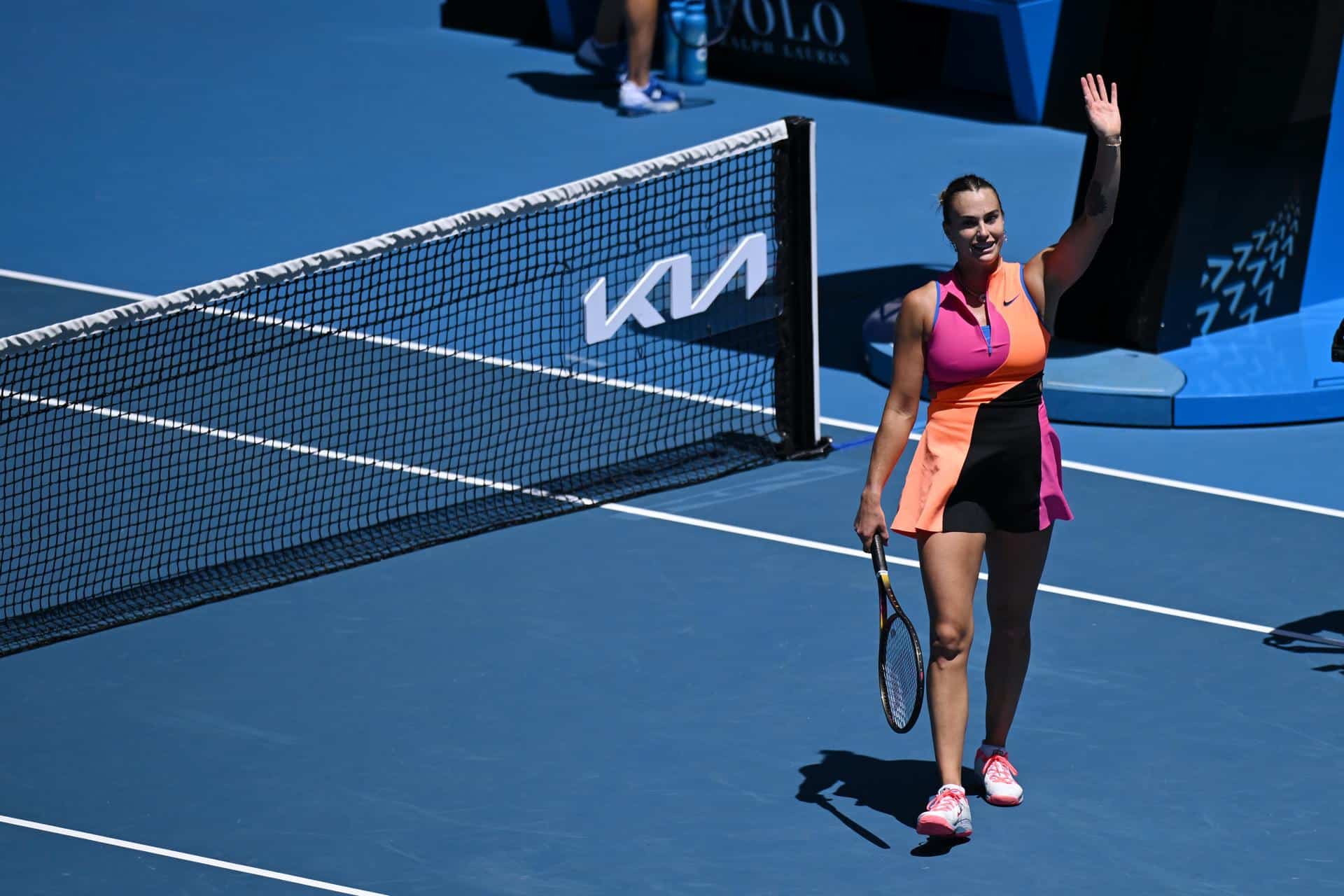 La número uno del mundo, la bielorrusa Aryna Sabalenka, celebra un punto en su partido contra la china Zhuoxuan Bai durante el Abierto de Australia.
 EFE/EPA/JAMES ROSS AUSTRALIA AND NEW ZEALAND OUT