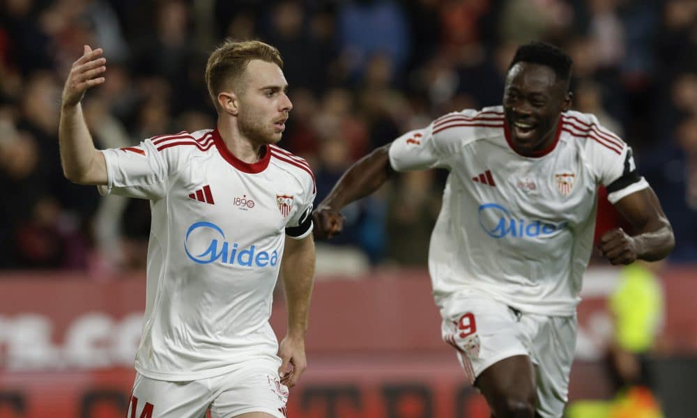 Los jugadores del Sevilla, Peque Fernández (i) y el nigeriano Akor Adams, celebran el primer gol del equipo sevillista durante el encuentro correspondiente a la jornada 21 de Laliga EA Sports que disputaron Sevilla y Athletic Club en el estadio Sánchez Pizjuán de Sevilla. EFE / Julio Muñoz.